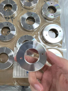 Turning can achieve high precision and good surface finish, and improve the efficiency of small batch production.
To achieve high-quality turning operations, you also need some design skills
1. Avoid complex designs
2. Try to keep the wall thickness as uniform as possible
3. Can be processed in one installation
4. Select standard turning thread size
Leadpoint's CNC turning services have a competitive advantage in turning parts. We are equipped with advanced CNC machine tool types and technology to manufacture turned parts with high precision and good surface finish.